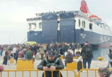 Λέσβος: Αποκλεισμένο για τρίτη ημέρα από κτηνοτρόφους το λιμάνι της Μυτιλήνης