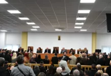 Τέμπη: Εκτός της δικαστικής αίθουσας έπειτα από διαμαρτυρία ο Ν. Πλακιάς