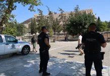 ΕΟΤ: «Μεμονωμένο και εξαιρετικά λυπηρό» το περιστατικό με την επίθεση εναντίον τουριστών στην Ακρόπολη