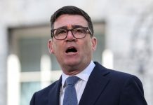 Μπέρναμ: «Ο κόσμος μπούχτισε με την πολιτική, πρέπει να γίνουμε καλύτεροι»