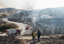 Φωτιά στην Πάρο: Βελτιωμένη εικόνα, «μάχη» στις χαράδρες – Αγωνία για την ενίσχυση των ανέμων