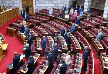 Eνός λεπτού σιγή στη Βουλή για τους τρεις πυροσβέστες – «Κατέβαλαν την ύψιστη θυσία στο καθήκον»