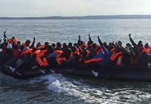 Μάγχη: Σκάφος που μετέφερε μετανάστες τυλίχτηκε στις φλόγες – Διασώθηκαν 157 άνθρωποι