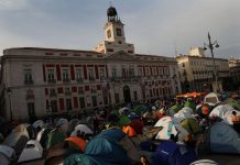 Ισπανία: Χιλιάδες διαδηλωτές εναντίον της στεγαστικής κρίσης – Κατασκήνωσαν για άλλο ένα βράδυ σε κεντρική πλατεία της Μαδρίτης