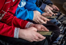 Social media: Όριο ηλικίας τα 15 έτη – Τι αλλάζει από το 2027 και τι προβλέπει το EU KIDS Act